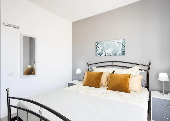 Apartment Bright & Elegant Duplex With Terrace And Pool, Just Steps From Puerto Colon *